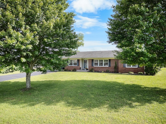 801 Lloyd St, Lawrenceburg, TN 38464 - single story home featuring a front lawn and brick siding