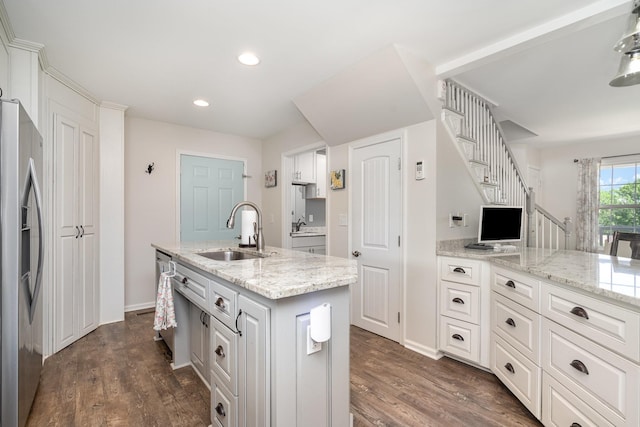 500 Mark Green Ct, Spring Hill, TN 37174 - kitchen with stainless steel refrigerator with ice dispenser, a sink, dark wood-style floors, a kitchen island with sink, and recessed lighting