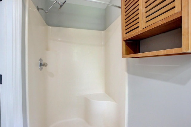 1420 E Rhett Butler Rd, Clarksville, TN 37042 - bathroom with a shower