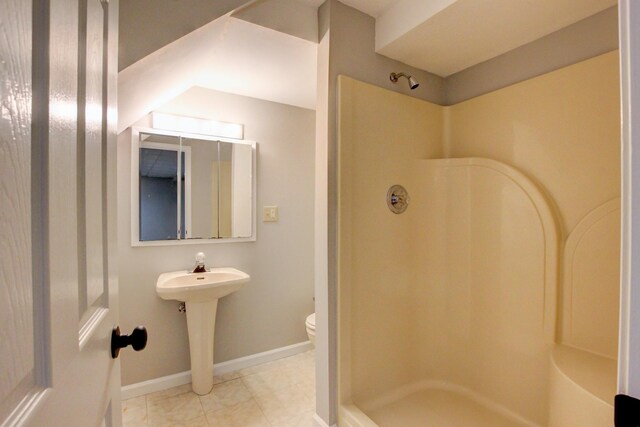 1420 E Rhett Butler Rd, Clarksville, TN 37042 - full bath featuring a shower, toilet, baseboards, and tile patterned floors