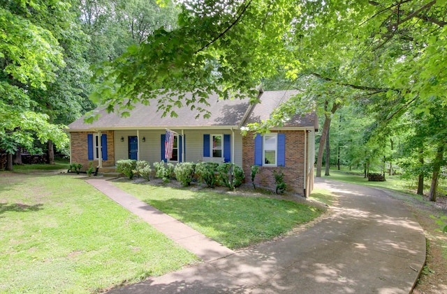 1420 E Rhett Butler Rd, Clarksville, TN 37042 - view of front of house featuring brick siding, covered porch, driveway, and a front yard