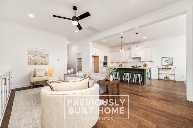 5520 Sinclair St, Murfreesboro, TN 37127 - living room featuring ceiling fan, crown molding, dark wood-style flooring, recessed lighting, and baseboards