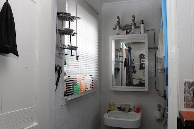 518 Mcdowell Ln, Lewisburg, TN 37091 - bathroom with a sink and tile walls