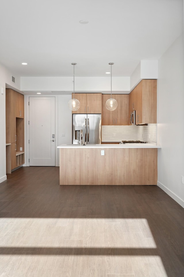 kitchen with stainless steel appliances, tasteful backsplash, light countertops, baseboards, and recessed lighting