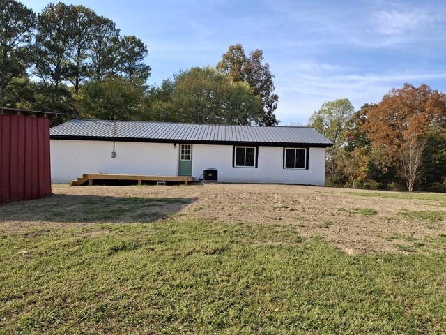 10 Grinnell Dr, Lawrenceburg, TN 38464 - rear view of property featuring metal roof and a lawn