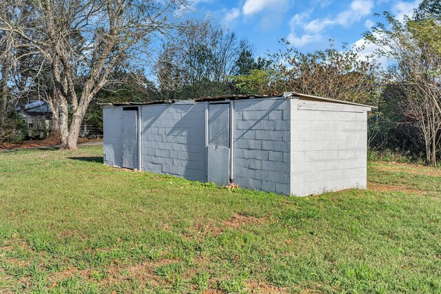10 Grinnell Dr, Lawrenceburg, TN 38464 - view of outbuilding featuring an outbuilding