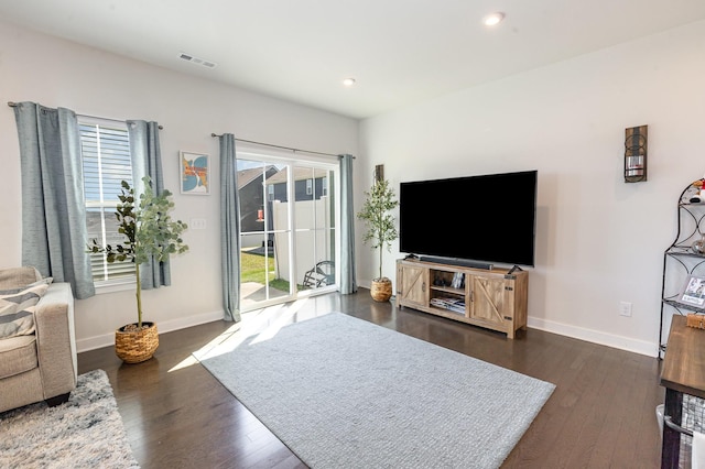 living area with baseboards, dark wood-type flooring, and recessed lighting