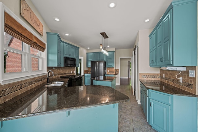 1709 Wildlife Trl, Kingston Springs, TN 37082 - kitchen with black appliances, a sink, decorative backsplash, recessed lighting, and a peninsula