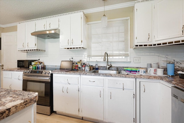 1505 Roane St, Covington, TN 38019 - kitchen featuring under cabinet range hood, a sink, stainless steel appliances, backsplash, and ornamental molding