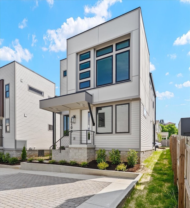 2010B 9th Ave N, Nashville, TN 37208 - contemporary home featuring fence and stucco siding