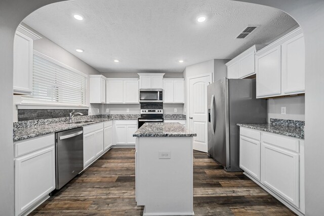 1626 Calcutta Dr, Murfreesboro, TN 37128 - kitchen with appliances with stainless steel finishes, a sink, a center island, white cabinets, and a textured ceiling