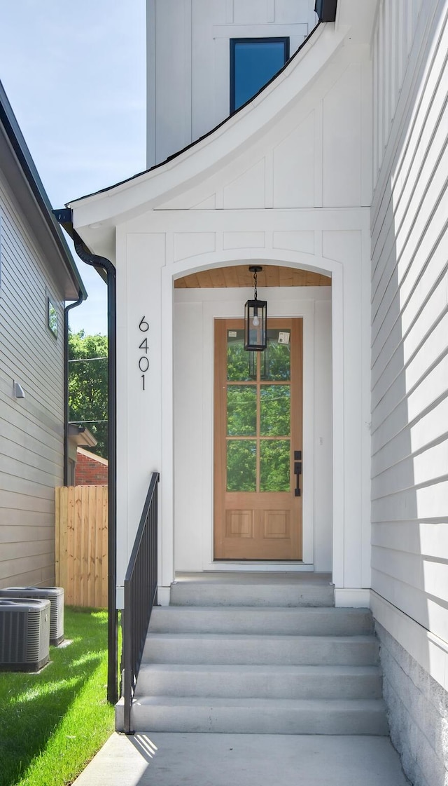 6401 Thunderbird Dr, Nashville, TN 37209 - view of exterior entry featuring cooling unit and fence