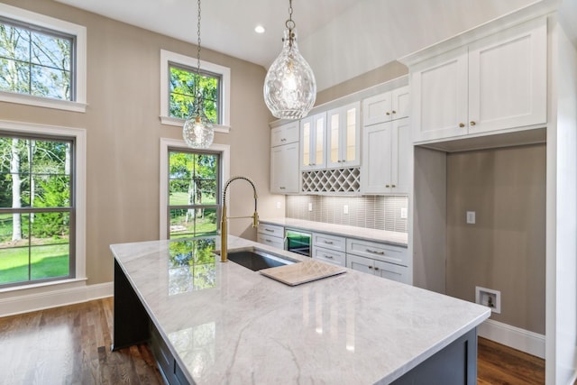 1611 Martha Washington Way, Murfreesboro, TN 37130 - kitchen featuring a sink, baseboards, a center island with sink, decorative backsplash, and white cabinets