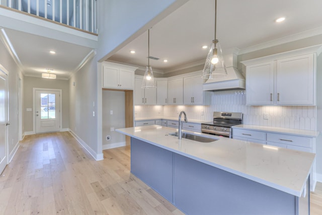 4109 Fargo Ct, Murfreesboro, TN 37127 - kitchen featuring a sink, stainless steel electric range oven, ornamental molding, custom range hood, and an island with sink