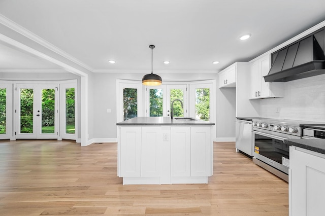 1311 Halifax Ct, Murfreesboro, TN 37130 - kitchen featuring stainless steel stove, dark countertops, a sink, custom range hood, and baseboards