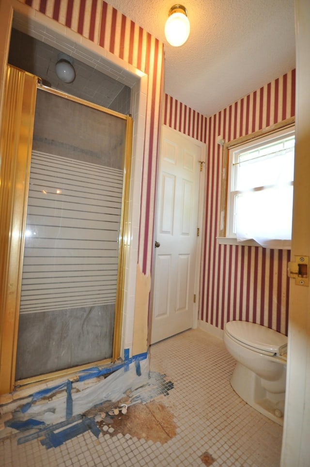 5620 Sango Rd, Clarksville, TN 37043 - full bath featuring wallpapered walls, a stall shower, toilet, and a textured ceiling