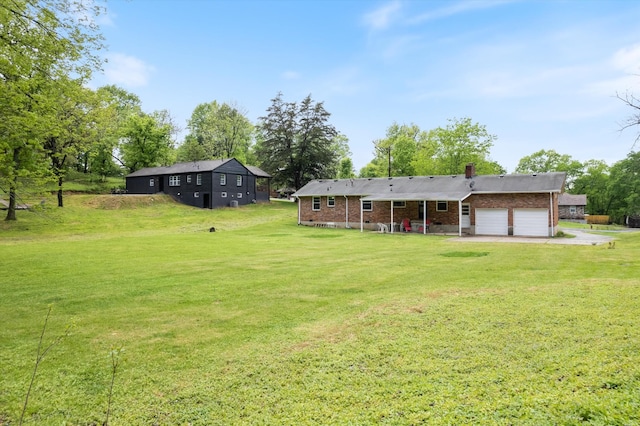 511 Catalina Dr, Nashville, TN 37217 - view of green lawn featuring an attached garage