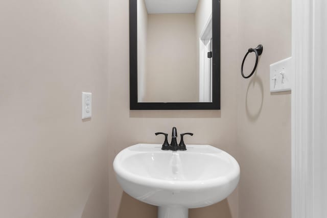 bathroom featuring a sink