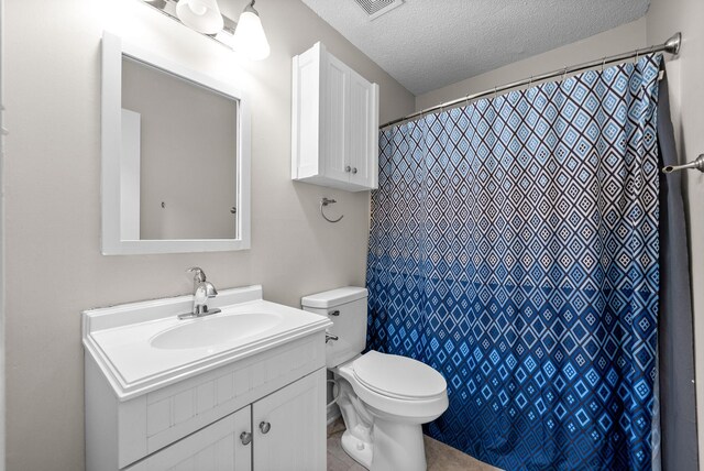 938 Merritt Lewis Ln, Clarksville, TN 37042 - bathroom featuring toilet, vanity, a textured ceiling, and curtained shower