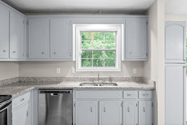 938 Merritt Lewis Ln, Clarksville, TN 37042 - kitchen with appliances with stainless steel finishes, a sink, and light countertops