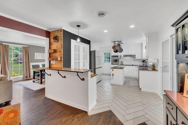 1033 Percy Warner Blvd, Nashville, TN 37205 - kitchen featuring stainless steel appliances, dark countertops, a sink, plenty of natural light, and recessed lighting