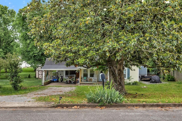 304 5th Ave, Columbia, TN 38401 - view of front of home with covered porch, a front lawn, driveway, and an attached carport
