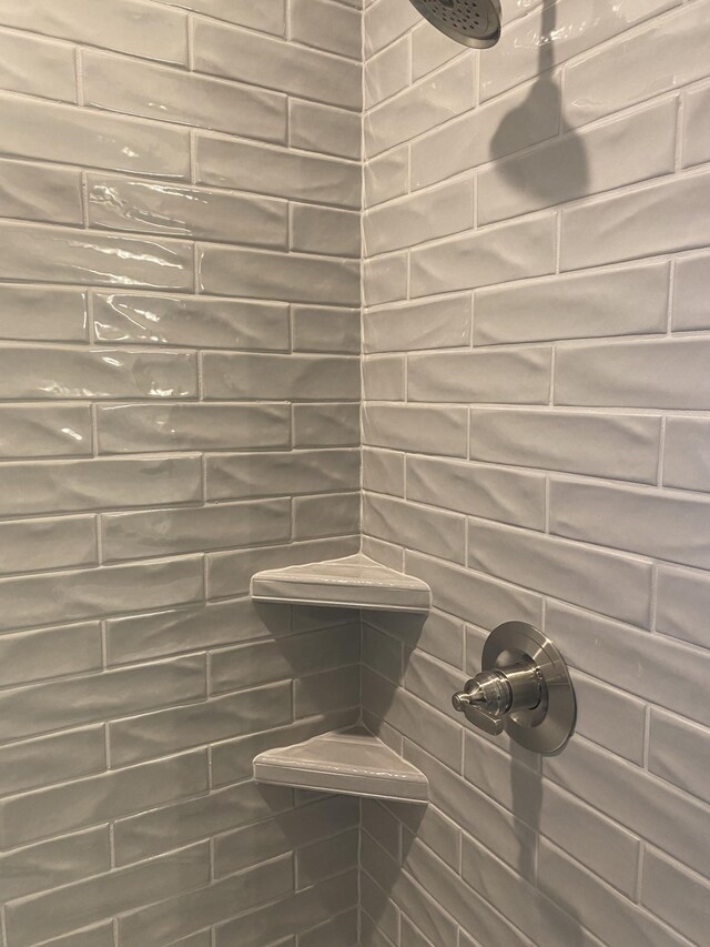 full bathroom featuring a tile shower