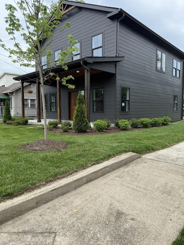 view of front facade featuring a front yard