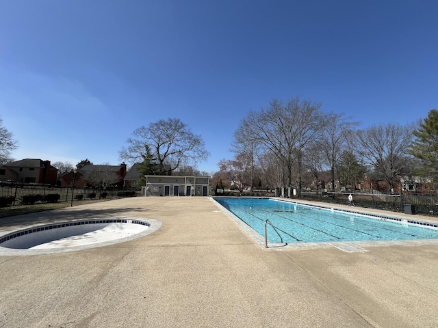 1183 Buckingham Cir, Franklin, TN 37064 - community pool with fence, a patio area, and a hot tub