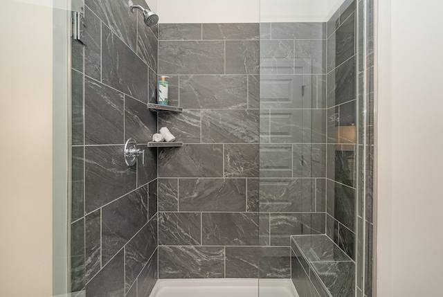 bathroom featuring a tile shower