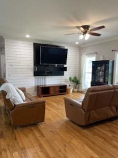 living area featuring a ceiling fan, light wood finished floors, and recessed lighting