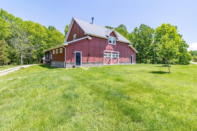 view of barn featuring a lawn