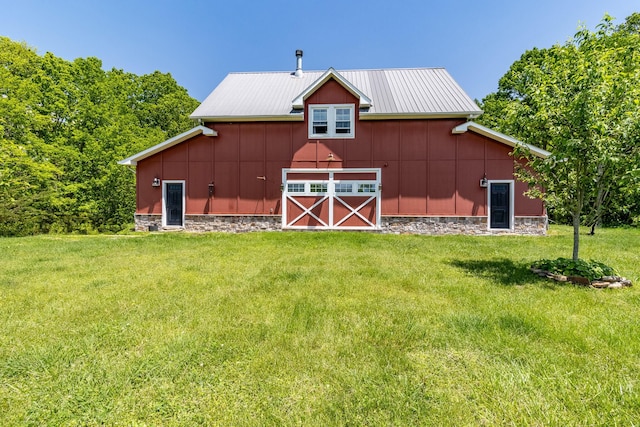 view of barn featuring a lawn