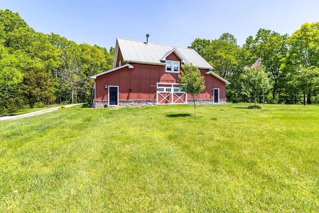 view of barn with a yard