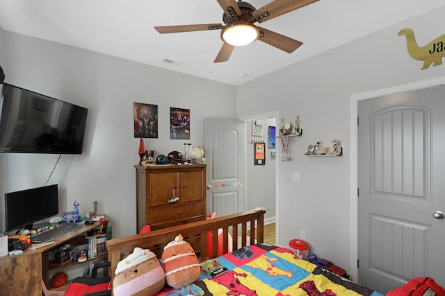 bedroom featuring ceiling fan