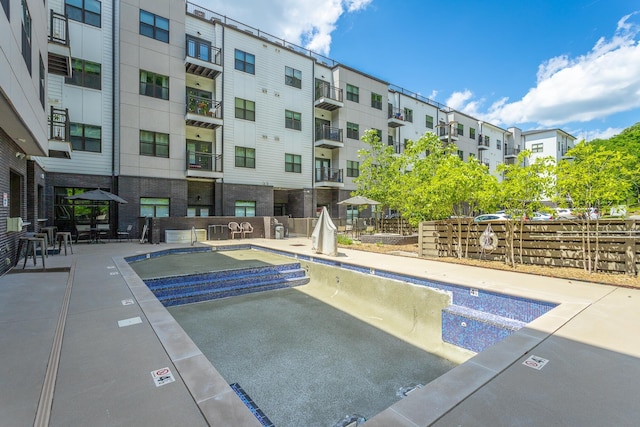 782 Riverfront Pkwy Unit 216, Chattanooga, TN 37402 - community pool with fence