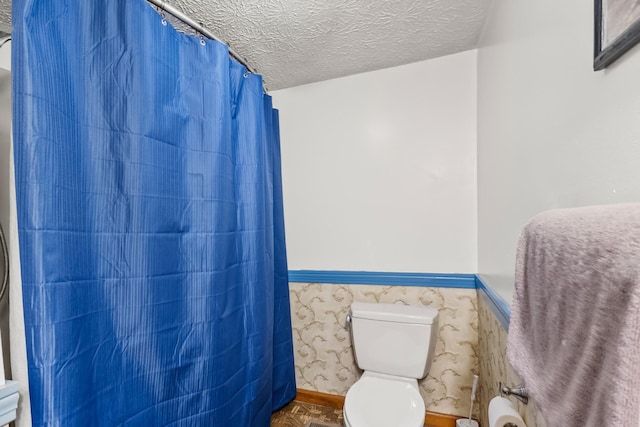 170 School House Ln, Castalian Springs, TN 37031 - full bathroom with toilet, a textured ceiling, curtained shower, and wallpapered walls
