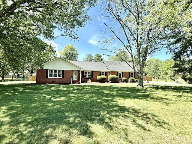 ranch-style house featuring a front lawn and brick siding