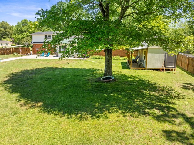 view of yard featuring an outdoor structure