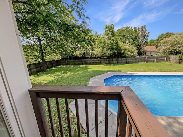 view of swimming pool