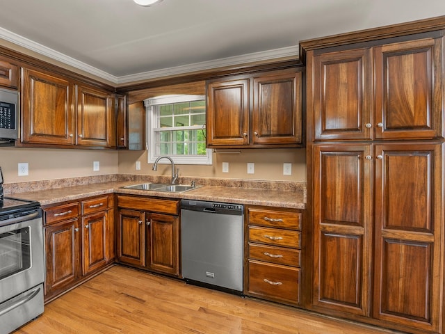 30 Sullivan Ln, Tullahoma, TN 37388 - kitchen featuring stainless steel appliances, a sink, light wood finished floors, and ornamental molding