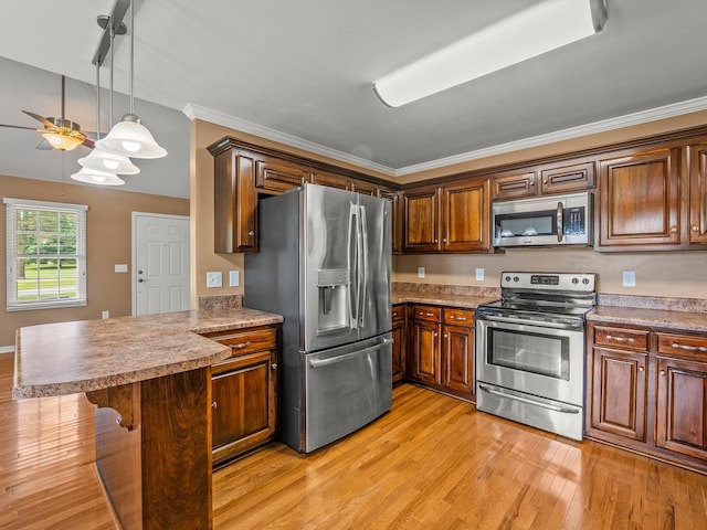 30 Sullivan Ln, Tullahoma, TN 37388 - kitchen with stainless steel appliances, a ceiling fan, a peninsula, light wood-style flooring, and a kitchen breakfast bar