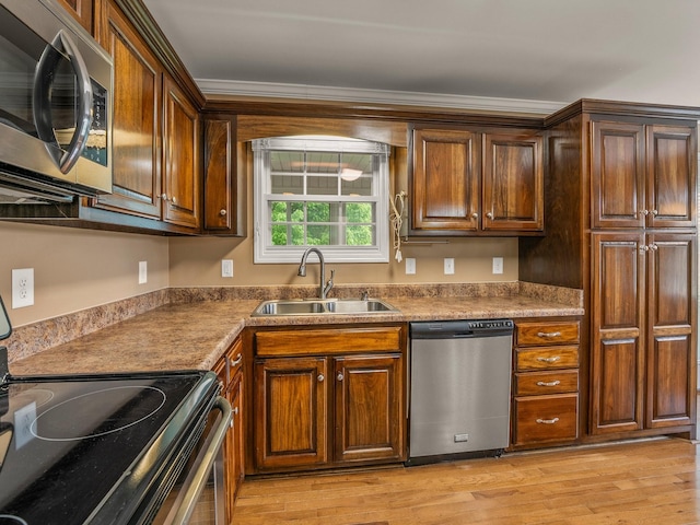 30 Sullivan Ln, Tullahoma, TN 37388 - kitchen featuring stainless steel appliances, a sink, light wood finished floors, and crown molding