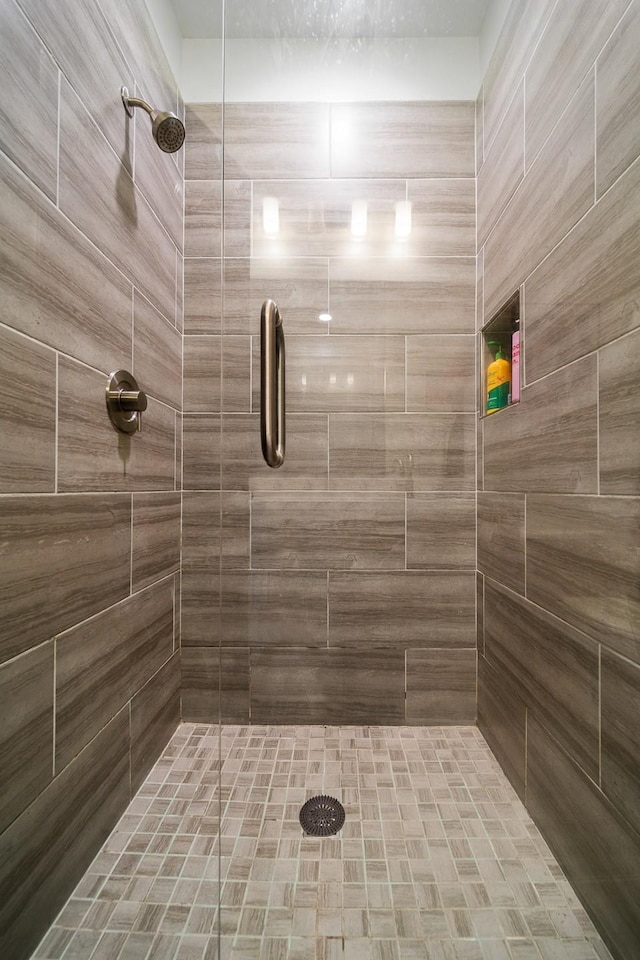 full bathroom featuring tiled shower
