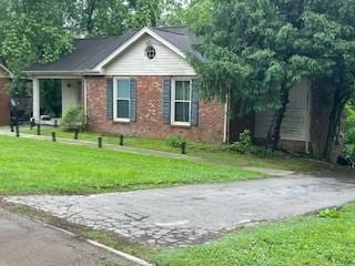 view of front of property featuring a front yard