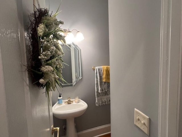 3411 Meadowcrest Dr, Murfreesboro, TN 37129 - bathroom featuring baseboards