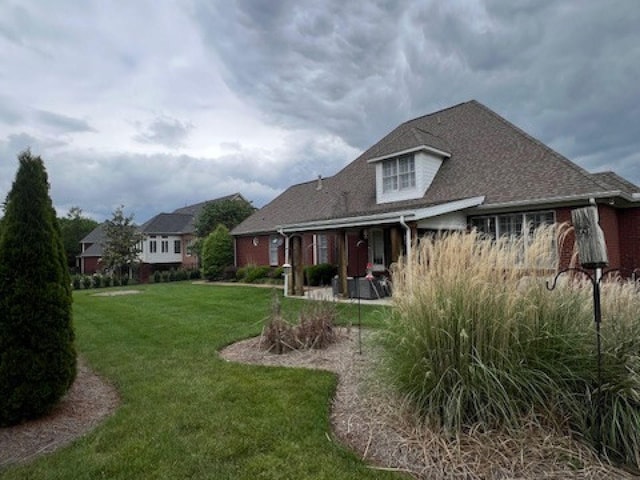 3411 Meadowcrest Dr, Murfreesboro, TN 37129 - back of property with a lawn and a patio