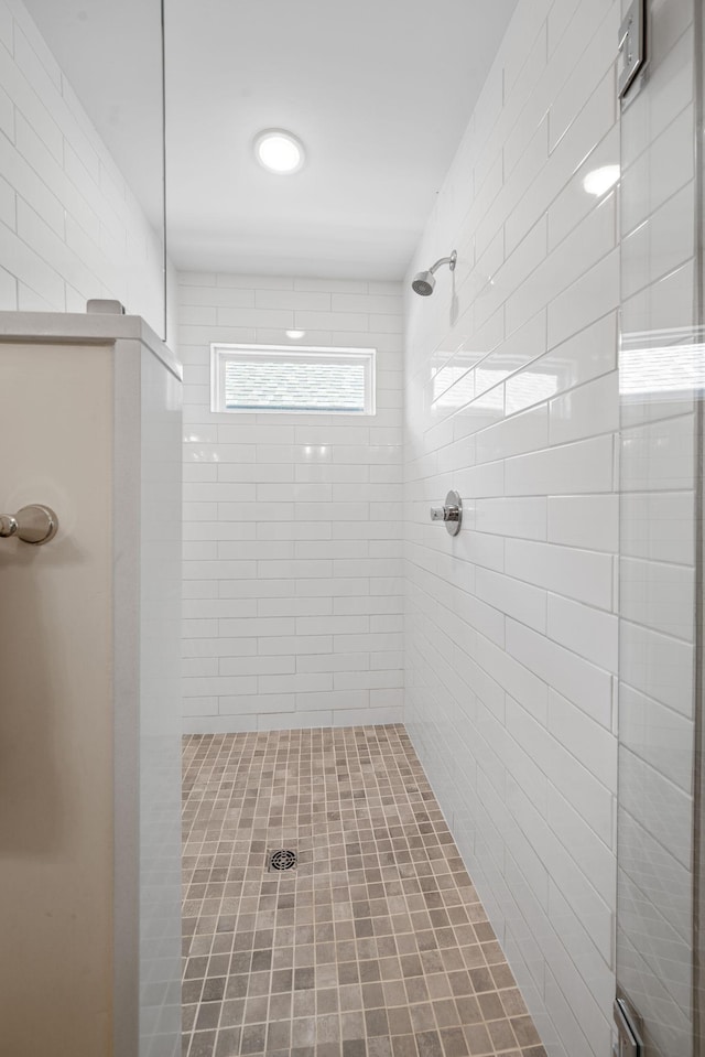 bathroom featuring a tile shower