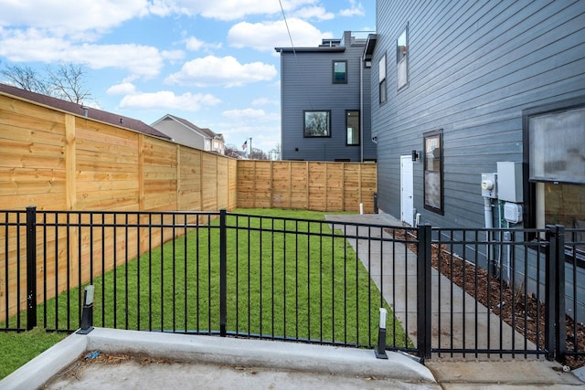 view of yard featuring a gate