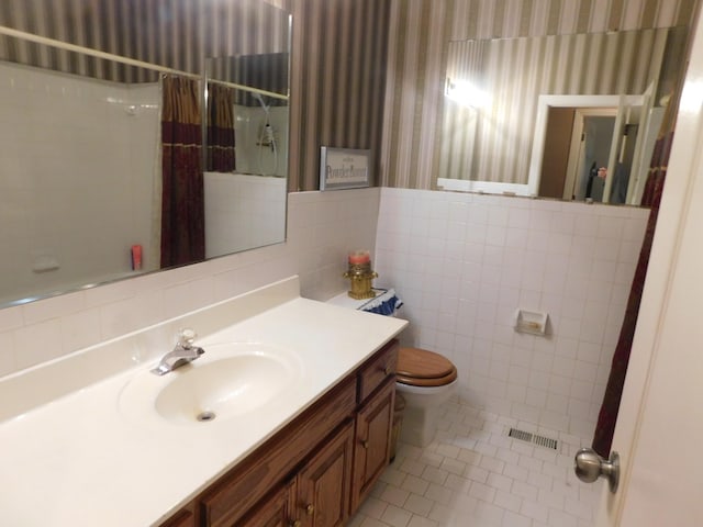 1129 Adam Dr, Cottontown, TN 37048 - full bath featuring wallpapered walls, toilet, tile patterned flooring, curtained shower, and tile walls